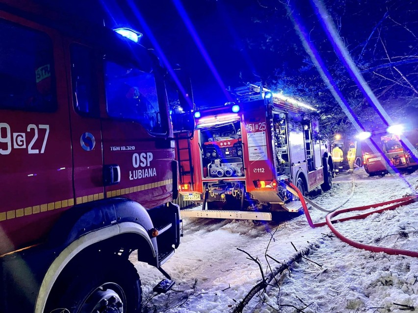 Nocne pożary domków letniskowych w gminie Kościerzyna. Domek w Gostomiu spłonął praktycznie doszczętnie