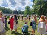 Pikniku według Bridgertonów przyciągnął tłumy do Parku Branickich w Białymstoku. Nie zabrakło serialowych atrakcji