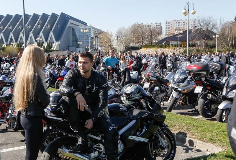 Tłum motocyklistów pojawił się dziś na rzeszowskim...