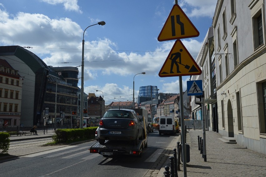 Auta dostawców stają na jezdni ul. Kazimierza Wielkiego przy...