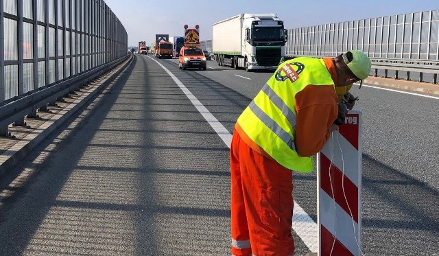 Prace przy usuwaniu awarii dylatacji na wiadukcie autostradowym w Stanisławicach