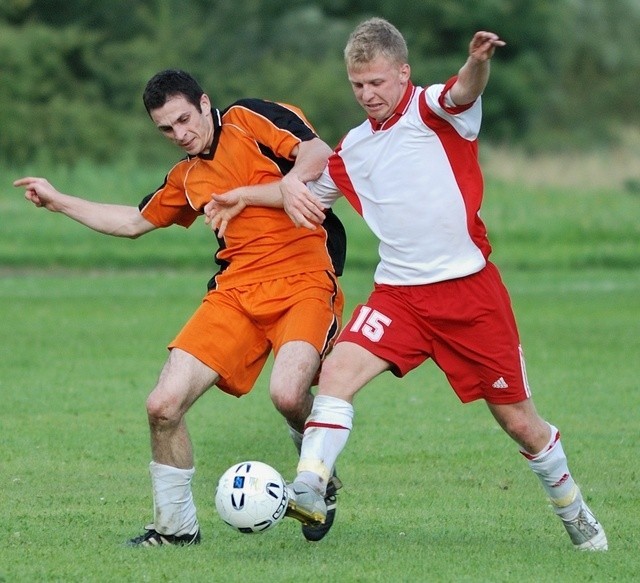 Leszek Pazdur (nr 15) w walce o piłkę.