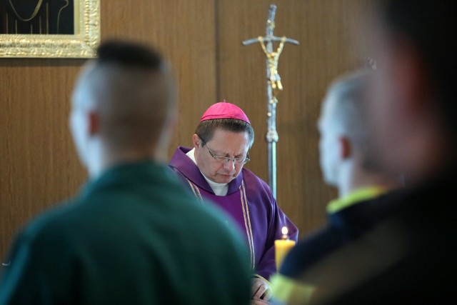 arcybiskup Grzegorz Ryś odprawił mszę dla osadzonych w Areszcie Śledczym w Piotrkowie