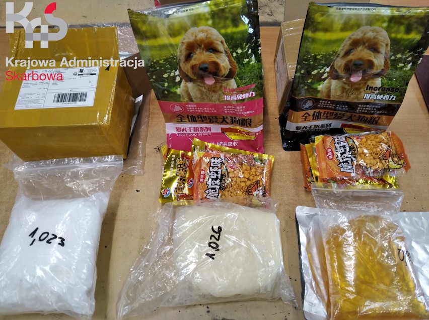 Nielegalne sterydy udawały karmę dla psów. Zatrzymali 10 kilogramów w 10 przesyłkach