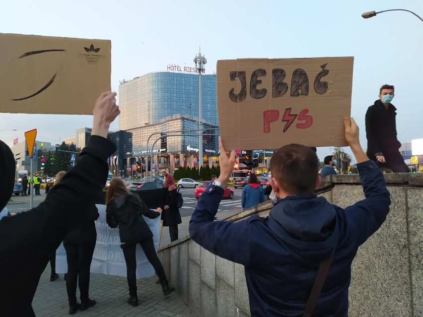 Strajk Kobiet blokuje ulice w centrum Rzeszowa. Protestujący strajkują dziś pieszo i w samochodach [RELACJA]