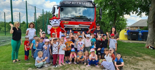 Rodzice Przedszkolakow z Kurozwęk wzięli udział w licytacji, w której wygraną było uczestnictwo dzieci w pokazach sprzętu strażackiego Ochotniczej Straży Pożarnej Rytwiany. Dochód z licytacji został przekazany na leczenie chłopca Bartusia Przychodzkiego z Sandomierza chorującego na SMA. Dzięki uprzejmości OSP Rytwiany pokazy odbyły się przy Zespole Placówek Oświatowych w Kurozwękach. Pokazy były doskonałą okazją, aby przybliżyć pracę strażaka i sprzętu, którego używa się do akcji. Każde dziecko miało okazję trafiać wodą do celu za pomocą węża strażackiego. Wspaniałą atrakcja było również siedzenie w wozie strażackim i przymierzenie hełmu. Na zakończenie spotkania dzieci poznały maskotkę straży Psa Marshalla, z którą zrobiły pamiątkowe zdjęcie.Więcej zdjęć na kolejnych slajdach>>>