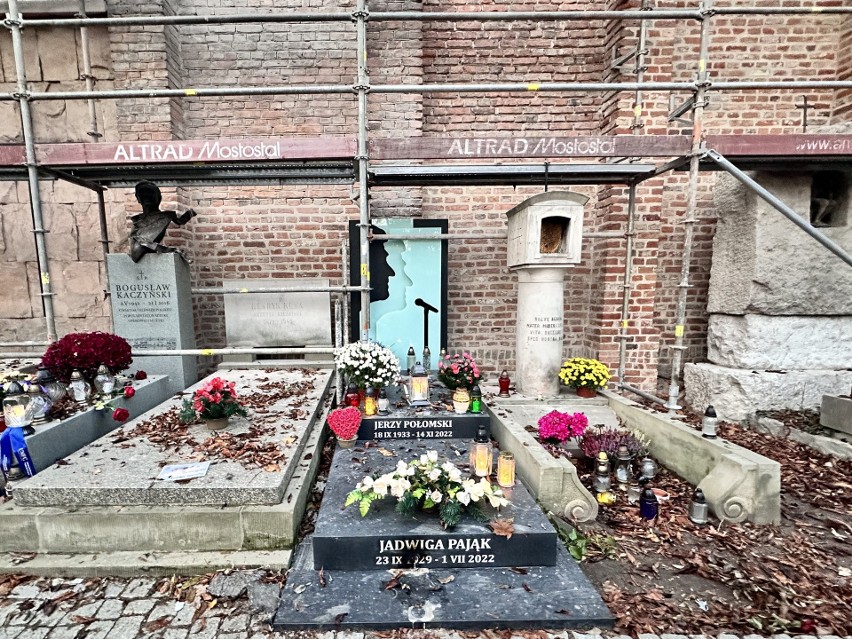 Jerzy Połomski zmarł rok temu. Teraz robotnicy prawie przewiercili się przez jego grób! ZDJĘCIA