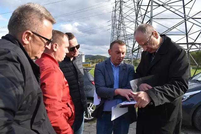 Od prawej: Krzysztof Kurzeja - dyrektor Wydziału Geodezji i Nieruchomości Urzędu Miasta Nowego Sącza, Adam Konicki - dyrektor Miejskiego Zarządu Dróg, mieszkańcy ul. Łącznik i radny Tadeusz Gajdosz, którzy dyskutują nad najlepszym rozwiązaniem