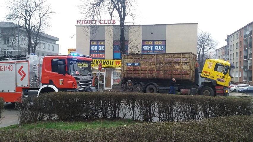 Samochód ciężarowy stoczył się ze wzniesienia. Taranował...