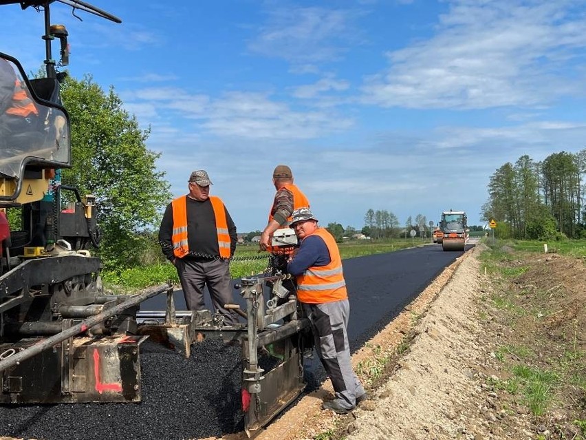 Wysokie Mazowieckie. Trwają prace związane z rozbudową drogi powiatowej Nr 2059B - Pszczółczyn. Utrudnienia w ruchu do 28.05 (zdjęcia)