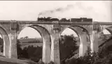 Pociąg przejeżdża po wiadukcie w Stańczykach. Zobacz archiwalne, unikalne nagranie sprzed prawie 100 lat