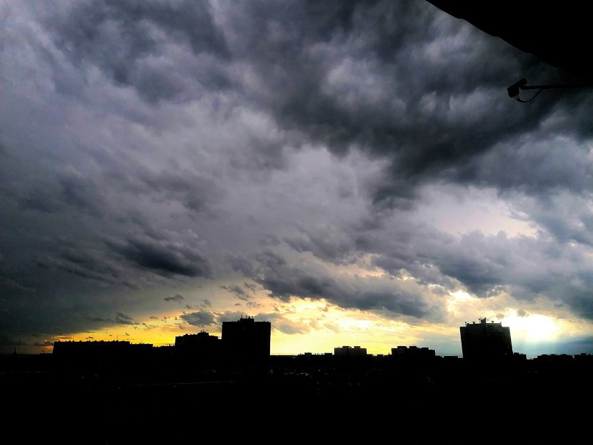 Nagle zrobiło się czarno. Niesamowite niebo przed burzą we Wrocławiu i na Dolnym Śląsku [WASZE ZDJĘCIA]