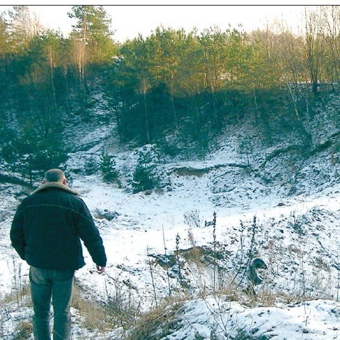 Nielegalna kopalnia piasku przy szlaku turystycznym.