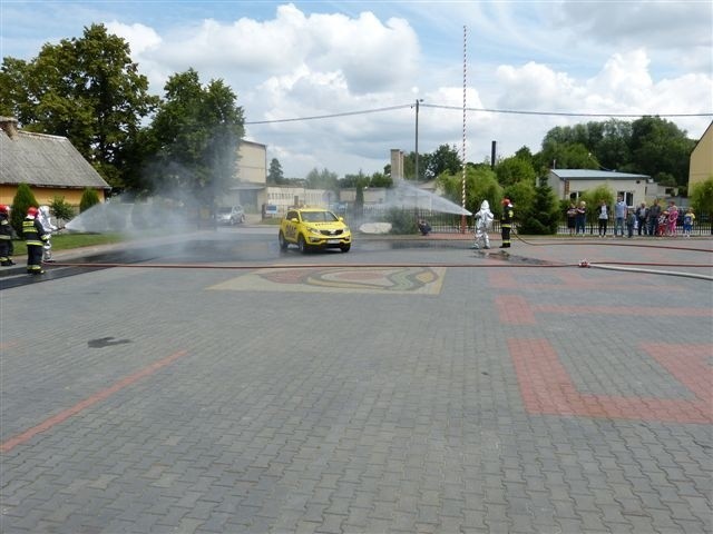 Strażacy "ochrzcili” samochód RMF FM wodą
