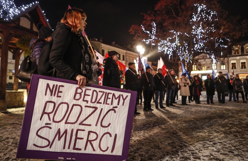 Około stu osób zgromadził dzisiejszy protest na rzeszowskim...