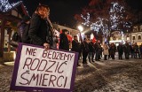 "DEJA VU! Ogólnopolski Strajk Kobiet" w Rzeszowie. Około stu osób protestowało na Rynku [ZDJĘCIA]