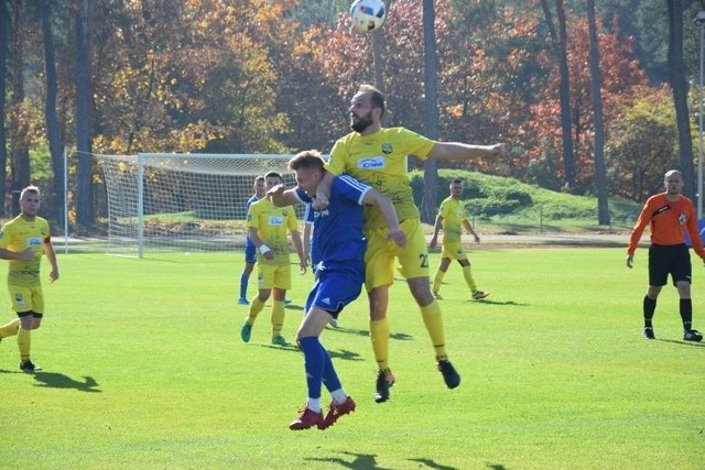 W niedzielę piłkarze Energii Kozienice (w żółtych strojach) ulegli na wyjeździe Mazowszu Grójec 1:2.