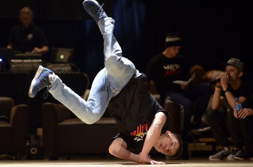 Teraz tak tańczy młodzież. Oto breakdance