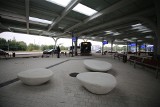 Nowy dworzec autobusowy Sądowa w Katowicach. 7 przydatnych dla pasażerów i ładnych elementów, jakie tu są