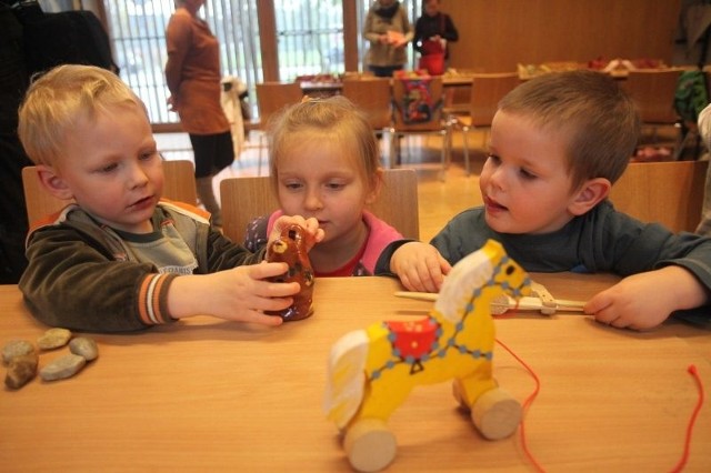 Podczas zajęć dzieciom pokazywane są  tradycyjne zabawki i zabawy.