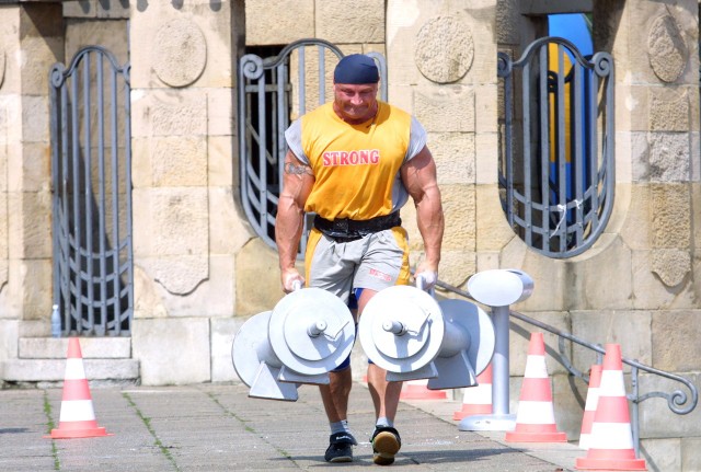 Mariusz Pudzianowski ciężarów już nie dźwiga, ale nadal pozostaje twarzą zawodów siłaczy i byłym mistrzem świata.