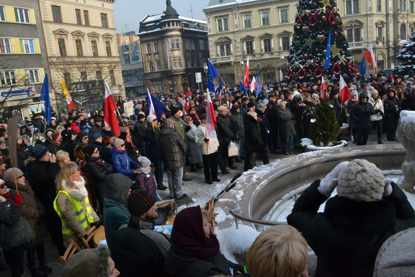 Manifestacja KOD w Bielsku-Białej. Mróz, demokracja, narodowcy i... poseł Pięta [ZDJĘCIA]