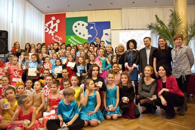 Laureaci konkursu "Pasje i Talenty&#8221; z instruktorami z Młodzieżowego Domu Kultury w Kielcach.
