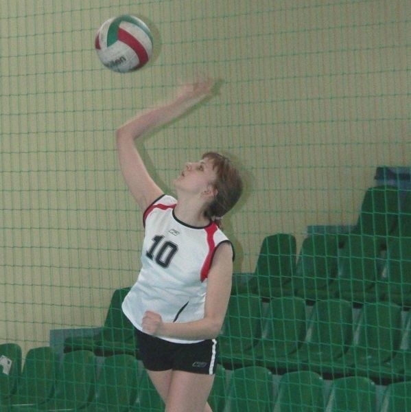 Martyna Sochacka z gimnazjum w Szydłowcu popisała się w końcówce drugiego seta meczu z Przysuchą serią trudnych zagrywek.