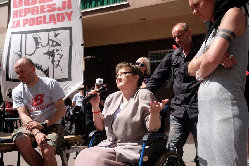 Poznań: Demonstracja przed bramą aresztu przy ul. Młyńskiej