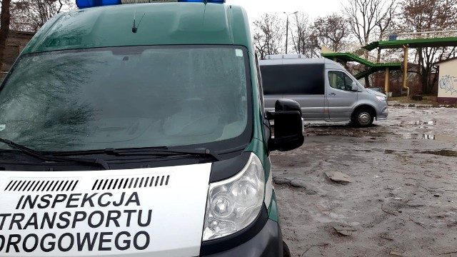 Inspektorzy z wodzisławskiego oddziału Wojewódzkiego Inspektoratu Transportu Drogowego w Katowicach w środę (2 lutego) na dworcu autobusowym w Bielsku-Białej przyglądali się przewozom na liniach regularnych.