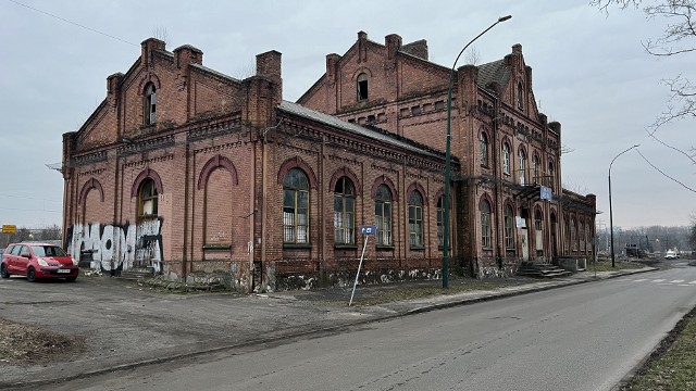 Budynek Kolei Warszawsko-Wiedeńskiej w Będzinie niszczeje. Uda się go uratować?Zobacz kolejne zdjęcia/plansze. Przesuwaj zdjęcia w prawo naciśnij strzałkę lub przycisk NASTĘPNE