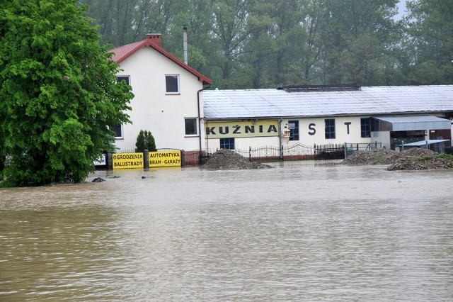 Podtopienia w JaśleW powiecie jasielskim nadal obowiązuje alarm powodziowy. Wylały rzeki Wisłoka, Jasiołka, Ropa. podtopione są budynki mieszkalne, gospodarcze w niektórych częściach miasta, położonych blisko rzek