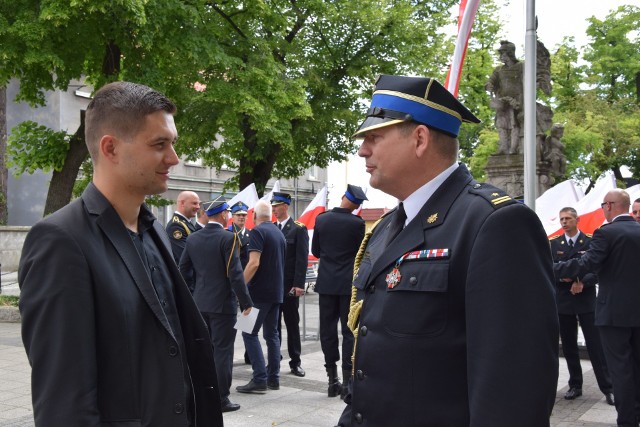 Radny powiatowy Łukasz Kempa i mł. bryd. komendant Państwowej Straży Pożarnej w Nowej Soli Czesław Młynarczyk