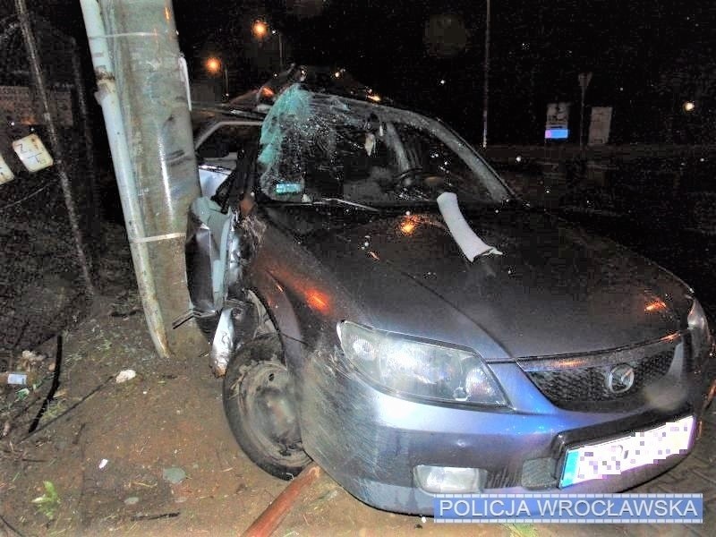 Pijany kierowca rozbił się na słupie pod Wrocławiem 