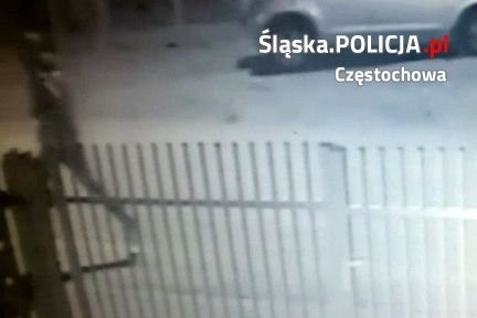 Policjanci z częstochowskiej komendy dysponują nagraniem, na...