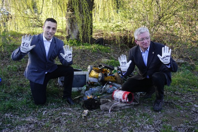 Jacek Jaśkowiak przyłączył się do akcji sprzątania Poznania wraz z Hiszpanem, Miqelem Garau Ginardem.Przeczytaj artykuł i zobacz zdjęcia --->