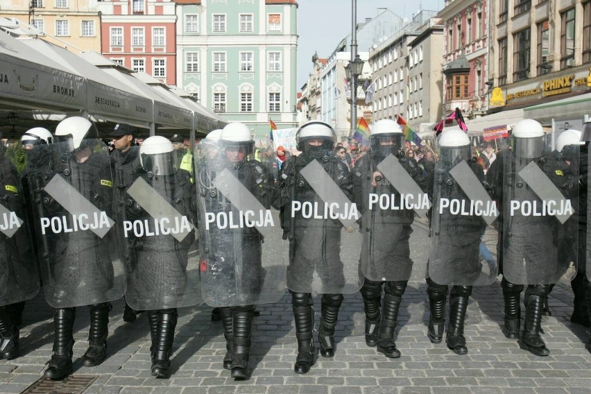 Marsz Równości w asyście policji. NOP-owcy w małych grupach, rzucali jajkami (ZDJĘCIA, FILM) 