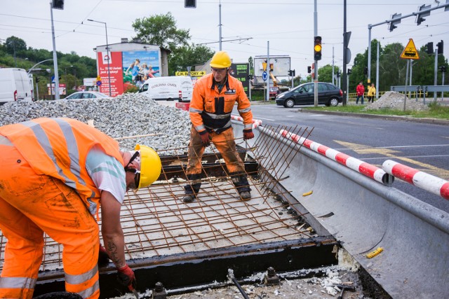 Na rondzie Toruńskim drogowcy układają już torowisko na nowych podkładach. Ten etap potrwa do piątku. Dzień później rozpoczną się prace w kierunku Babiej Wsi.Prace przy rondzie Toruńskim trwają od 19 marca. Wykonawca musi wymienić wszystkie podkłady, jakie znajdują się pod torowiskiem. Drogowcy nie ukrywali bowiem, że przed pracami znajdowały się one w bardzo złym stanie, a szyny ledwo się ich trzymały. Gdyby roboty zostały przesunięte w czasie, groziłoby to wykolejeniami tramwajów.W związku z prowadzonymi pracami od kilku tygodni zamknięty jest przejazd przez most Pomorski. To właśnie od tej strony robotnicy układają nowe podkłady. Prace w tej części ronda Toruńskiego mają zakończyć się w piątek.- Nie ma obaw. Prace przebiegają prawidłowo i zgodnie z harmonogramem - zapewnia Krzysztof Kosiedowski, rzecznik prasowy ZarząduDróg Miejskich i Komunikacji Publicznej.To jednak dopiero półmetek remontu. W sobotę rozpocznie się drugi etap, który spowoduje nowe utrudnienia.Zamknięty zostanie przejazd tramwajów przez Babią Wieś. Otwarty zostanie natomiast odcinek przez most Pomorski. Na swoją stałą trasę wróci linia tramwajowa nr 7, która jest zawieszona w czasie pierwszego etapu. Drogowcy zlikwidują autobus zastępczy „Za T7”. Na trasie od ronda Toruńskiego do ronda Jagiellonów kursować będą nowe autobusy „Za T2”.- Linie nr 2 i 6 skierowane zostaną objazdem przez most Pomorski i Jagiellońską - informuje Krzysztof Kosiedowski.Prace przy modernizacji ronda Toruńskiego mają zakończyć się do końca wakacji. Do tego czasu kierowcy muszą spodziewać się utrudnień. Sygnalizacja świetlna nadal będzie funkcjonowała w trybie ostrzegawczym***Pogoda na dziś, wideo: TVN Meteo Active/x-news