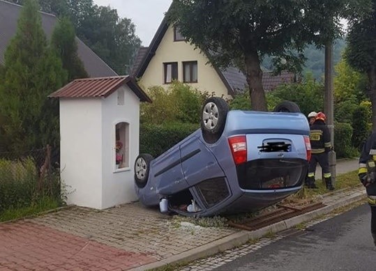 Wypadek w Piwnicznej. Samochód dachował i zatrzymał się tuż przed kapliczką [ZDJĘCIA]