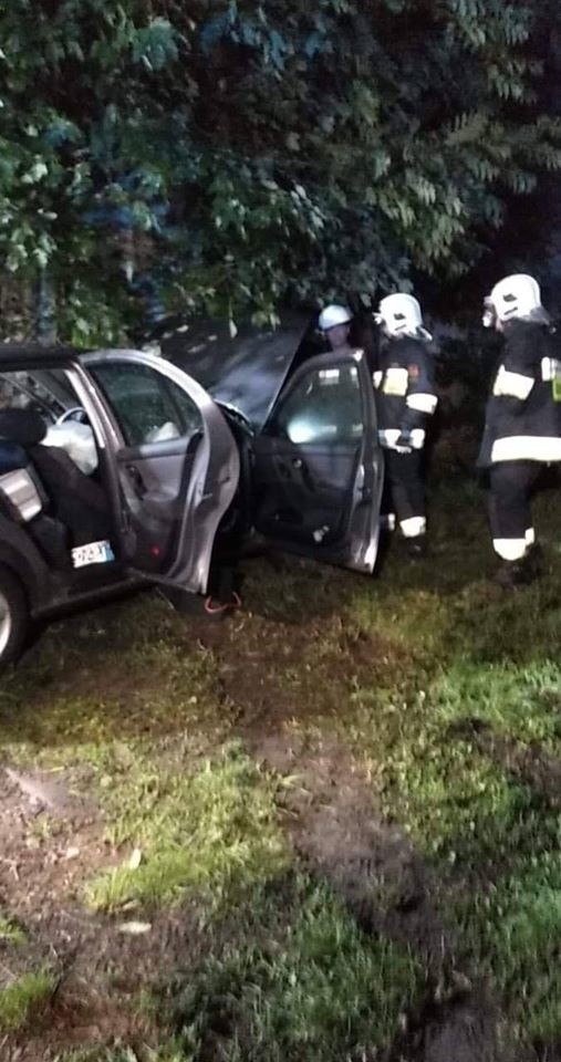 Wypadek w Racławicach. Nieprzytomnego kierowcę strażacy przekazali zespołowi kartki