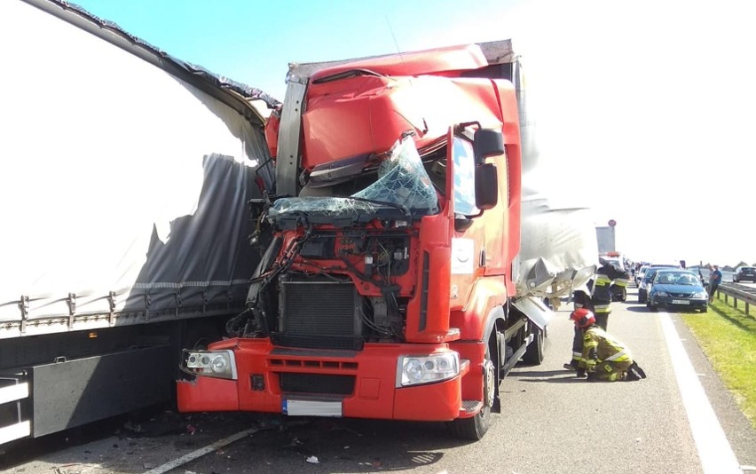 Wypadek na autostradzie A4 pod Strzelcami Opolskimi. Na 276 km zderzyły się dwie ciężarówki [ZDJĘCIA]