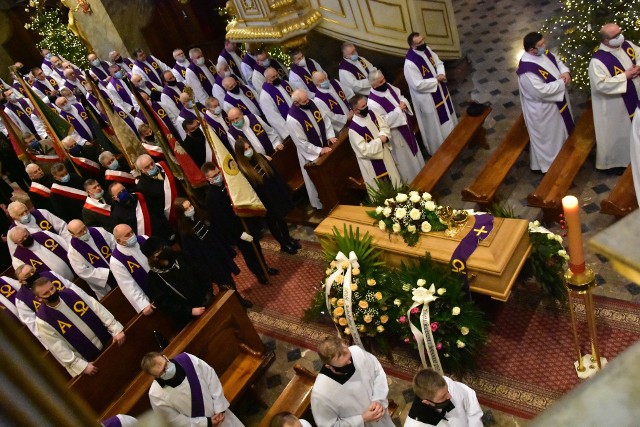 W Bazylice Katedralnej w Kielcach odprawiona została msza święta żałobna w intencji księdza Edwarda Chata, który zmarł 26 stycznia w wieku 98 lat i w 71 roku kapłaństwa.