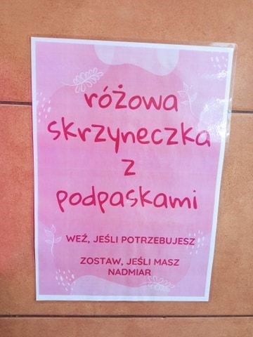 Kadzidło. Różowa skrzyneczka jest w Zespole Placówek Oświatowych w Kadzidle. Co to znaczy?