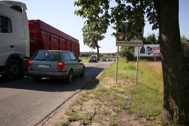 Drogowcy mają przyciąć gałęzie, które zasłaniają tablice. 