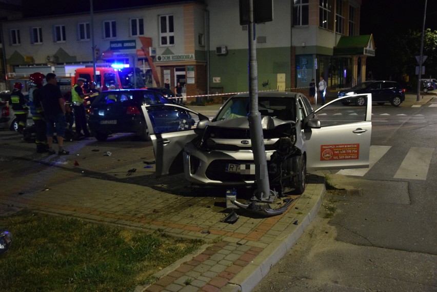 Wypadek w Tarnobrzegu. Trzy osoby w szpitalu po zderzeniu dwóch samochodów w centrum  (ZDJĘCIA, NOWE FAKTY)