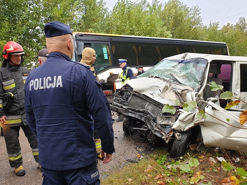 Wypadek autobusu z dziećmi na drodze Leśniki - Radule. Na...