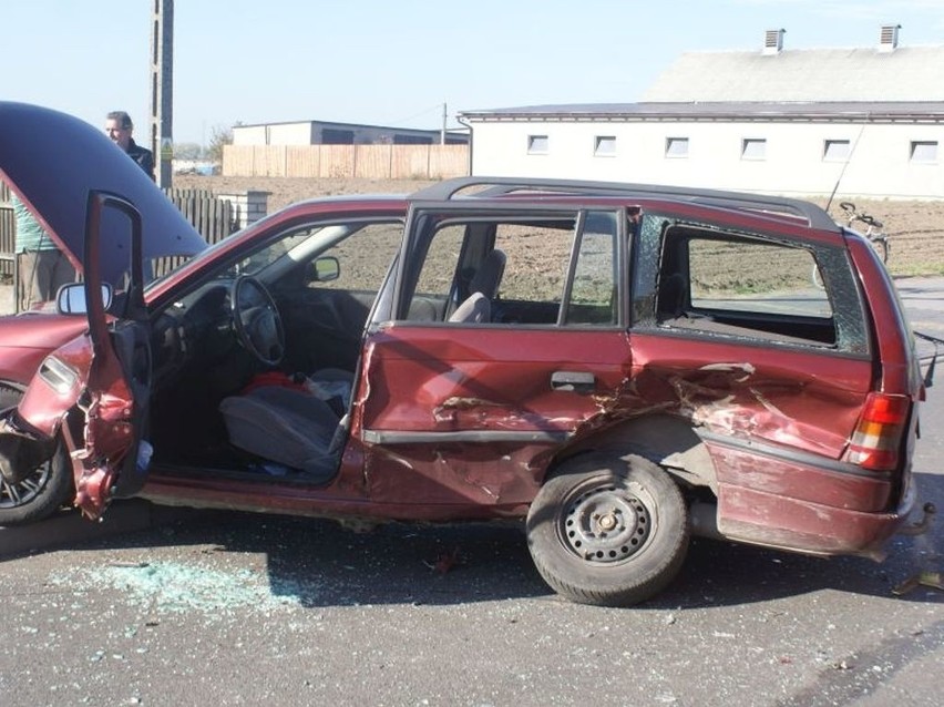 Wypadek w Czersku. Byli już prawie w domu, gdy wjechała w nich żółta astra [zdjęcia]