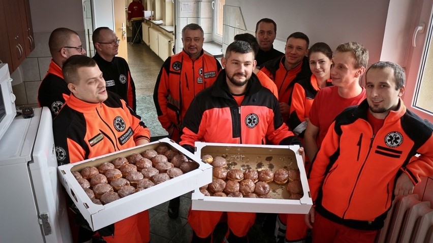 Z pączkami odwiedziliśmy podstację Pogotowia Ratunkowego...