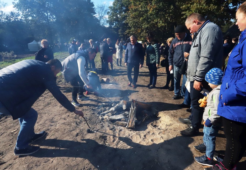 Wszyscy przybyli na festiwal mogli upiec ziemniaki przy...