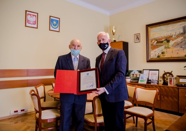 Krzysztof Magiera otrzymał od prezydenta Tarnobrzega Dariusza Bożka podziękowania za zainicjowanie remontu pomnika "Jędrusiów".